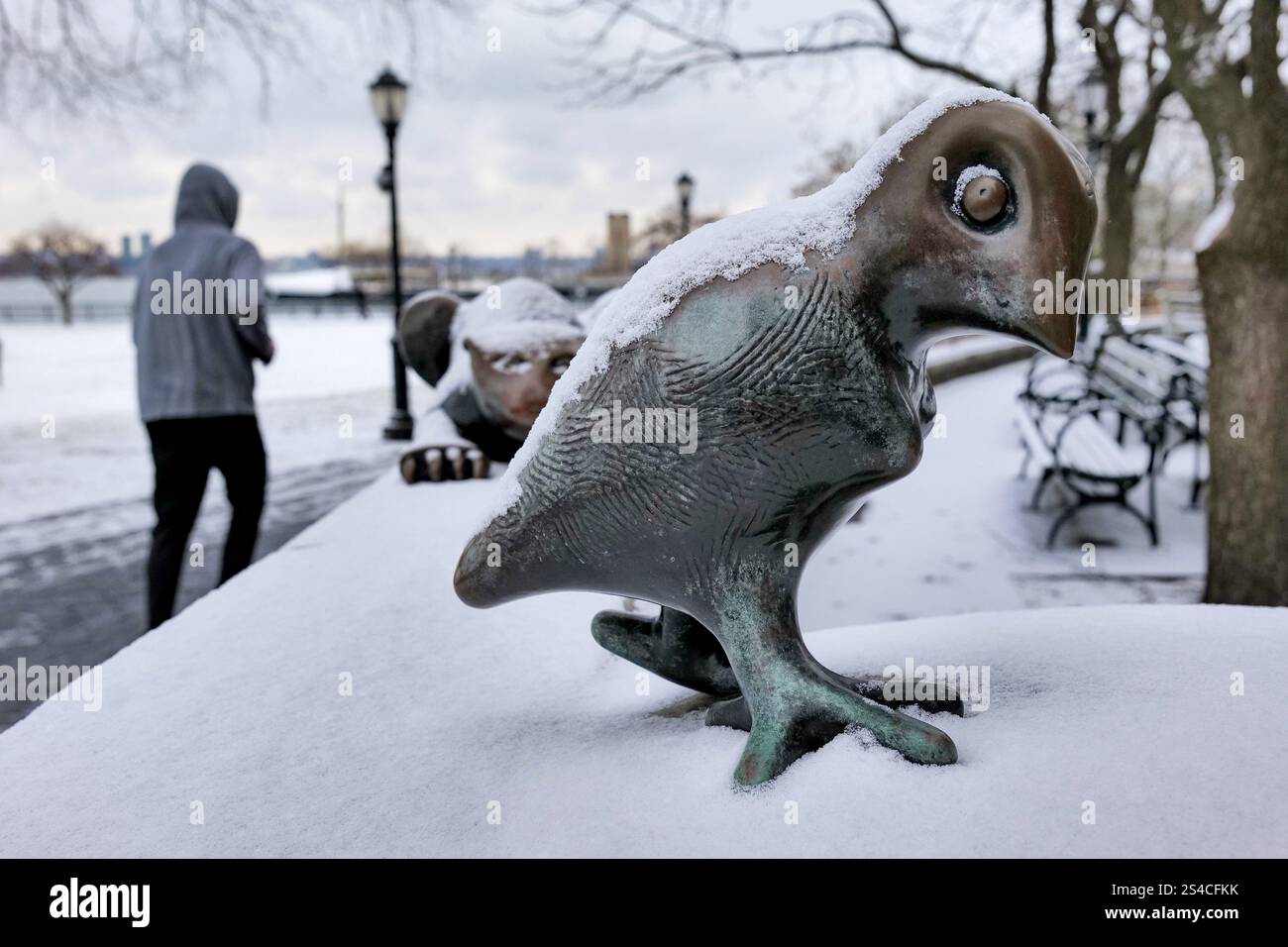 New York, New York, Stati Uniti. 11 gennaio 2025. Scultura di uccelli Tom Otterness coperta da una spolveratura notturna di snow.in Rockefeller Park Tribeca. (Credit Image: © Milo Hess/ZUMA Press Wire) SOLO PER USO EDITORIALE! Non per USO commerciale! Crediti: ZUMA Press, Inc./Alamy Live News Foto Stock