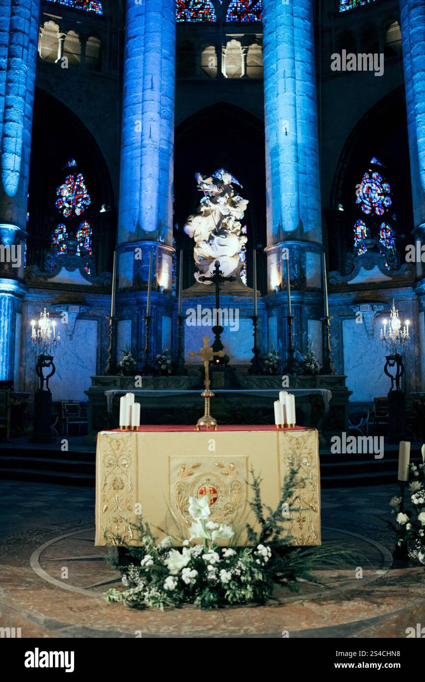 Beauvais, Francia. 11 gennaio 2025. Questa foto mostra un hotel nella cattedrale di Beauvais con sopra la croce di Gesù durante un viaggio alla cattedrale di Saint-Pierre per celebrare il 800° anniversario dell'edificio che è attualmente in fase di ristrutturazione dal 2022 grazie a un investimento statale di 17 milioni di euro nell'ambito del piano cattedrali, posto sotto la gestione del progetto del team DRAC Hauts-de-France. 11 gennaio 2025. A Beauvais, in Francia. Foto di Alexis Jumeau/ABACAPRESS. COM credito: Abaca Press/Alamy Live News Foto Stock