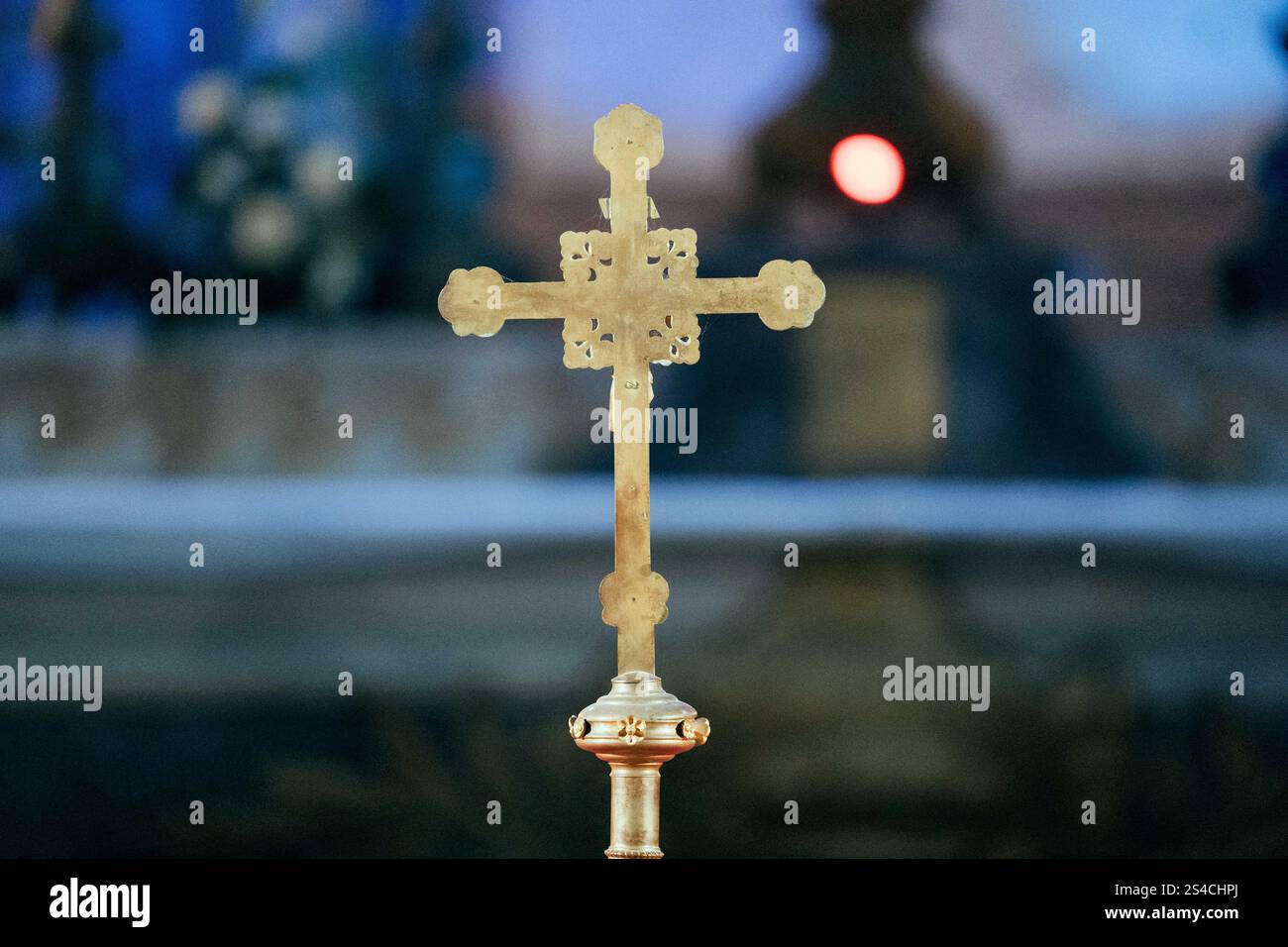 Beauvais, Francia. 11 gennaio 2025. Questa foto mostra un hotel nella cattedrale di Beauvais con sopra la croce di Gesù durante un viaggio alla cattedrale di Saint-Pierre per celebrare il 800° anniversario dell'edificio che è attualmente in fase di ristrutturazione dal 2022 grazie a un investimento statale di 17 milioni di euro nell'ambito del piano cattedrali, posto sotto la gestione del progetto del team DRAC Hauts-de-France. 11 gennaio 2025. A Beauvais, in Francia. Foto di Alexis Jumeau/ABACAPRESS. COM credito: Abaca Press/Alamy Live News Foto Stock