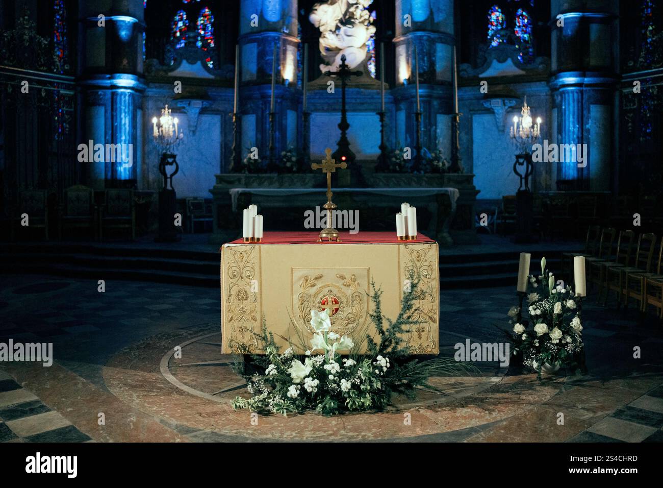 Beauvais, Francia. 11 gennaio 2025. Questa foto mostra un hotel nella cattedrale di Beauvais con sopra la croce di Gesù durante un viaggio alla cattedrale di Saint-Pierre per celebrare il 800° anniversario dell'edificio che è attualmente in fase di ristrutturazione dal 2022 grazie a un investimento statale di 17 milioni di euro nell'ambito del piano cattedrali, posto sotto la gestione del progetto del team DRAC Hauts-de-France. 11 gennaio 2025. A Beauvais, in Francia. Foto di Alexis Jumeau/ABACAPRESS. COM credito: Abaca Press/Alamy Live News Foto Stock