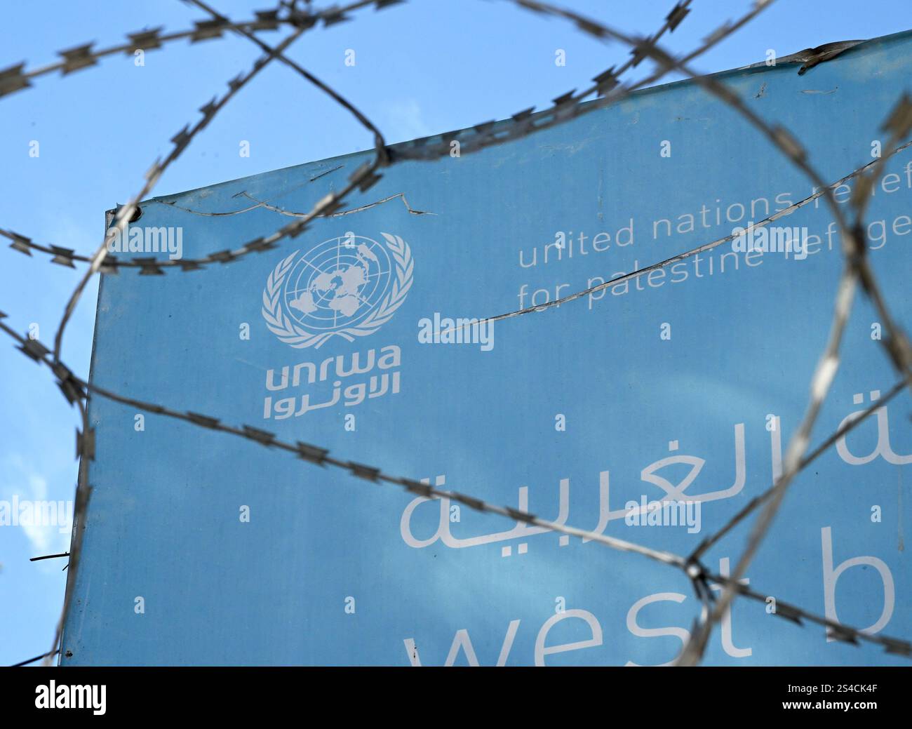 Barbed Wire copre un cartello dell'UNRWA presso l'ufficio West Bank Field di Gerusalemme Est, giovedì 9 gennaio 2025. Il futuro delle operazioni umanitarie dell'UNRWA a favore dei rifugiati palestinesi è in discussione, in quanto il termine per l'entrata in vigore alla fine del mese della legge approvata dalla Knesset israeliana alla fine di ottobre che vieterà all'UNRWA di lavorare in Israele e a Gerusalemme Est o qualsiasi contatto da parte di Israele con l'agenzia delle Nazioni Unite. Il governo israeliano sostiene che membri dello staff dell'UNRWA abbiano partecipato al massacro di Hamas il 7 ottobre 2023. Foto di Debbie Hill/UPI Foto Stock