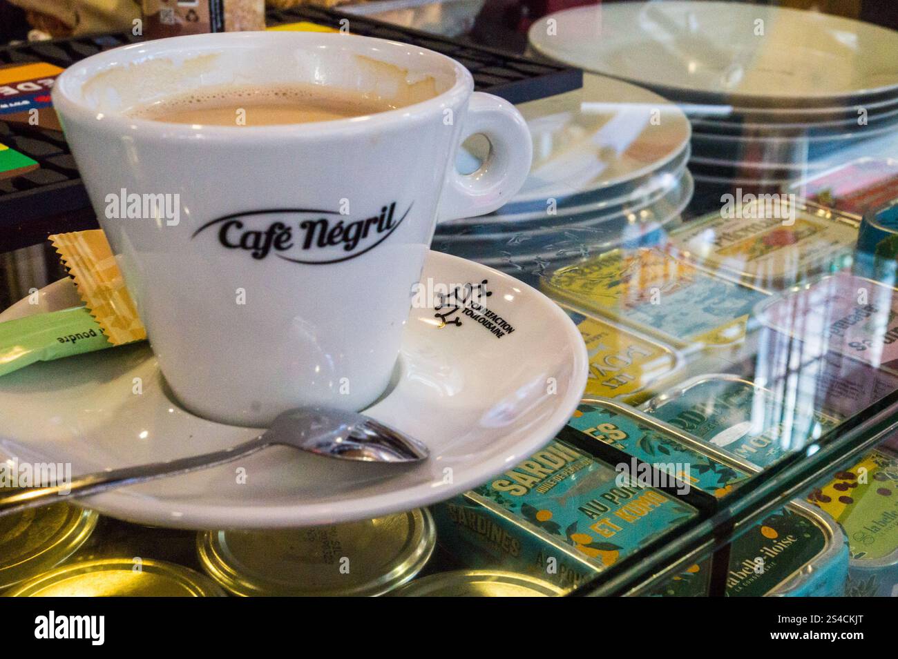 Café Grand crème, grande caffè bianco, Bar des Vedettes, mercato coperto di Saint-Cyprien, Tolosa, Haute-Garonne, Occitanie, Francia Foto Stock