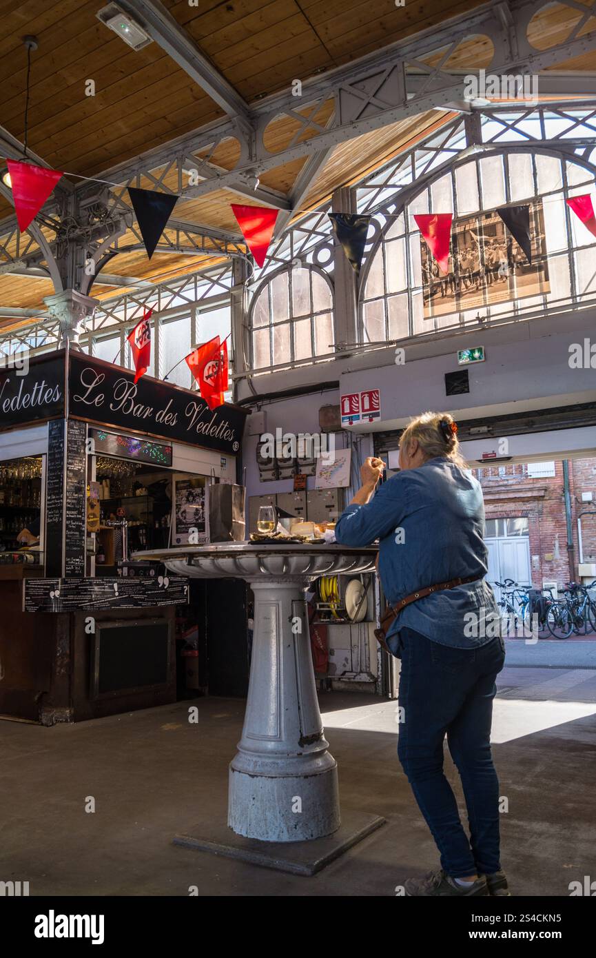 Pranzo a base di ostriche, pane, formaggio e vino bianco al Bar des Vedettes, mercato coperto di Saint-Cyprien, Tolosa, Haute-Garonne, Occitanie, Francia Foto Stock