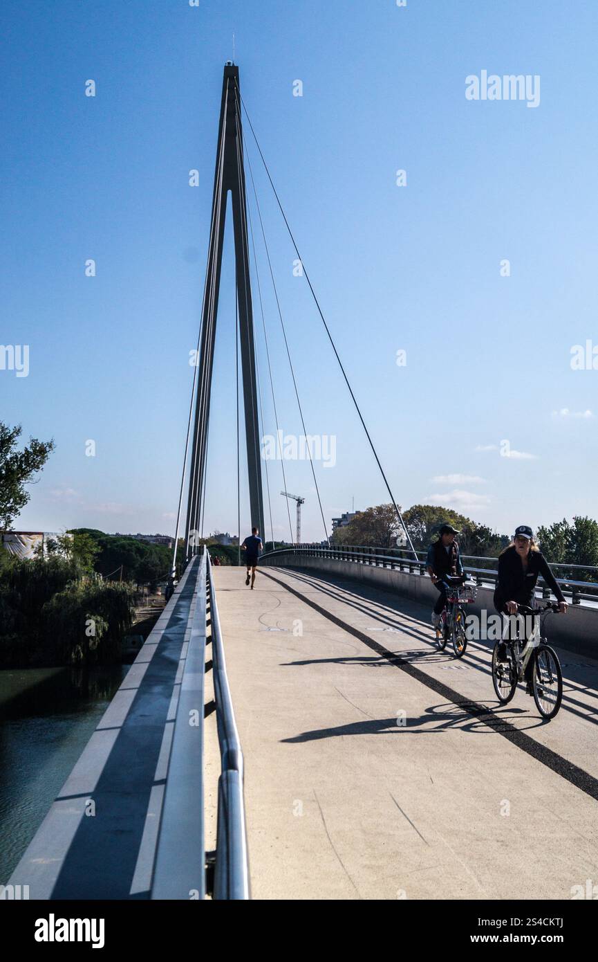 Robert Poujade ponte pedonale strallato di Eiffage/Grimshaw, 2024, Grand Parc Garonne, ex Parc des Expositions, Tolosa, Occitanie, Francia Foto Stock
