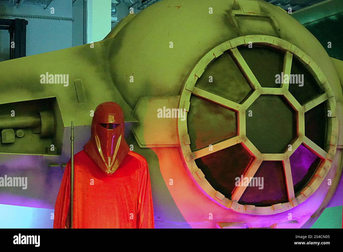 Glasgow, Scozia, Regno Unito. 11 gennaio 2025. Sci -Fi Galactic Adventures ha aperto oggi presso il museo sul fiume e ha visto i personaggi del film Star Wars vagare tra i visitatori presentando opportunità di selfie. Il museo ha presentato e rifornito i souvenier delle guerre stellari nel negozio e con alcuni set dei film contenenti un combattente x e personaggi. Credit Gerard Ferry/Alamy Live News Foto Stock