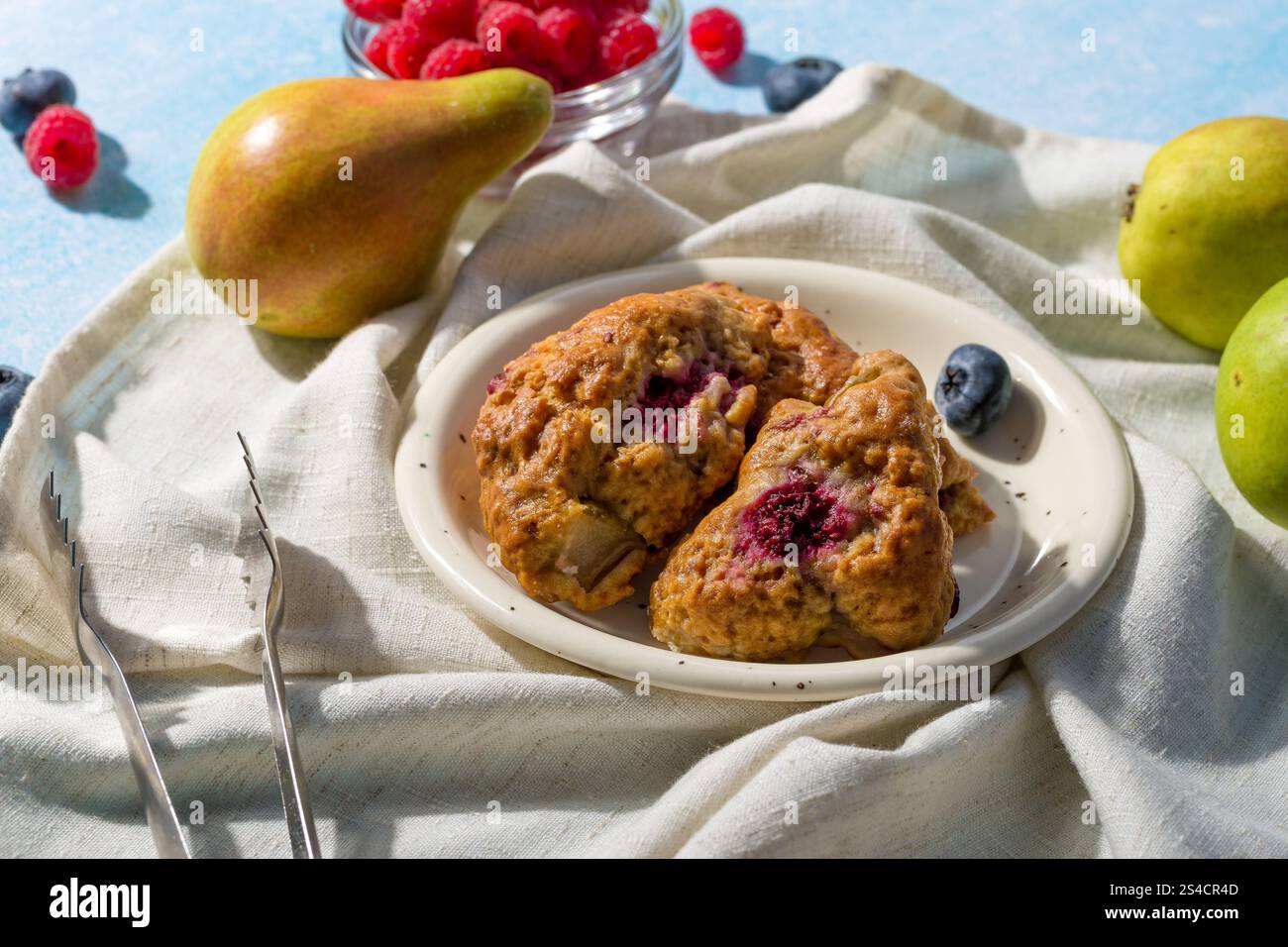 Scones di pera e lamponi. Pasticcini freschi. Foto Stock