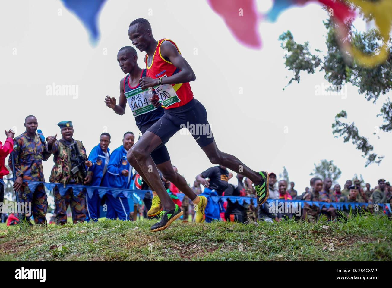 LANGATA, KENYA - JANUARY 10:  Embakasi Garrison Kibiwot Kandie (700) leads Wajir Airbase Wisley Yego in 10km senior men during Kenya Defence Force Cro Foto Stock