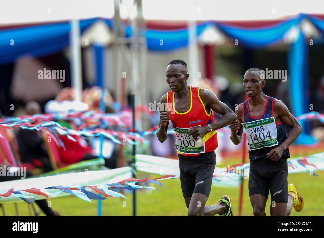 Embakasi Garrison Kibiwot Kandie (700) leads Wajir Airbase Wisley Yego in 10km senior men during Kenya Defence Force Cross Country Championship on Jan Foto Stock