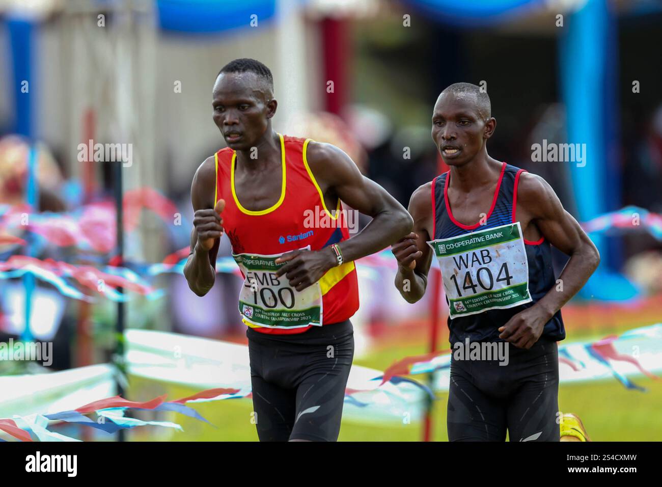 Embakasi Garrison Kibiwot Kandie (700) leads Wajir Airbase Wisley Yego in 10km senior men during Kenya Defence Force Cross Country Championship on Jan Foto Stock