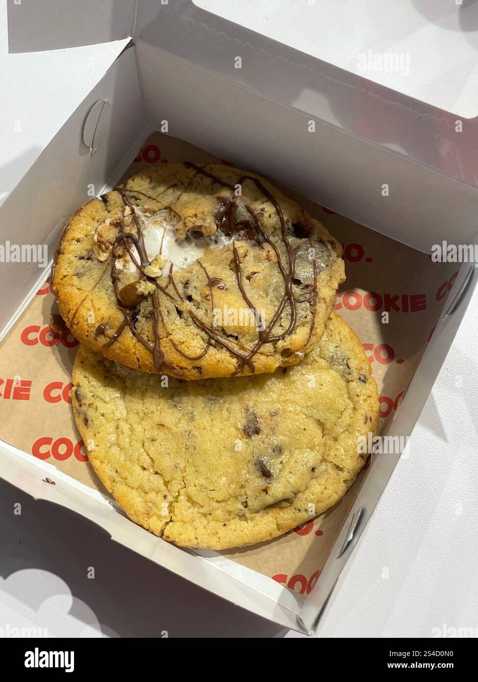 Chocolate Chip and Rocky Road Cookies di Cookie Co Cape Town in Una Bakery Box pronta per essere divorata - Immagine stock catturata con smartphone