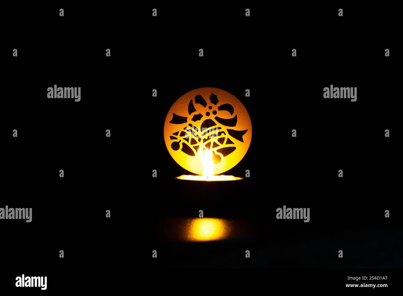 Ha acceso la candela di Natale al buio Foto Stock