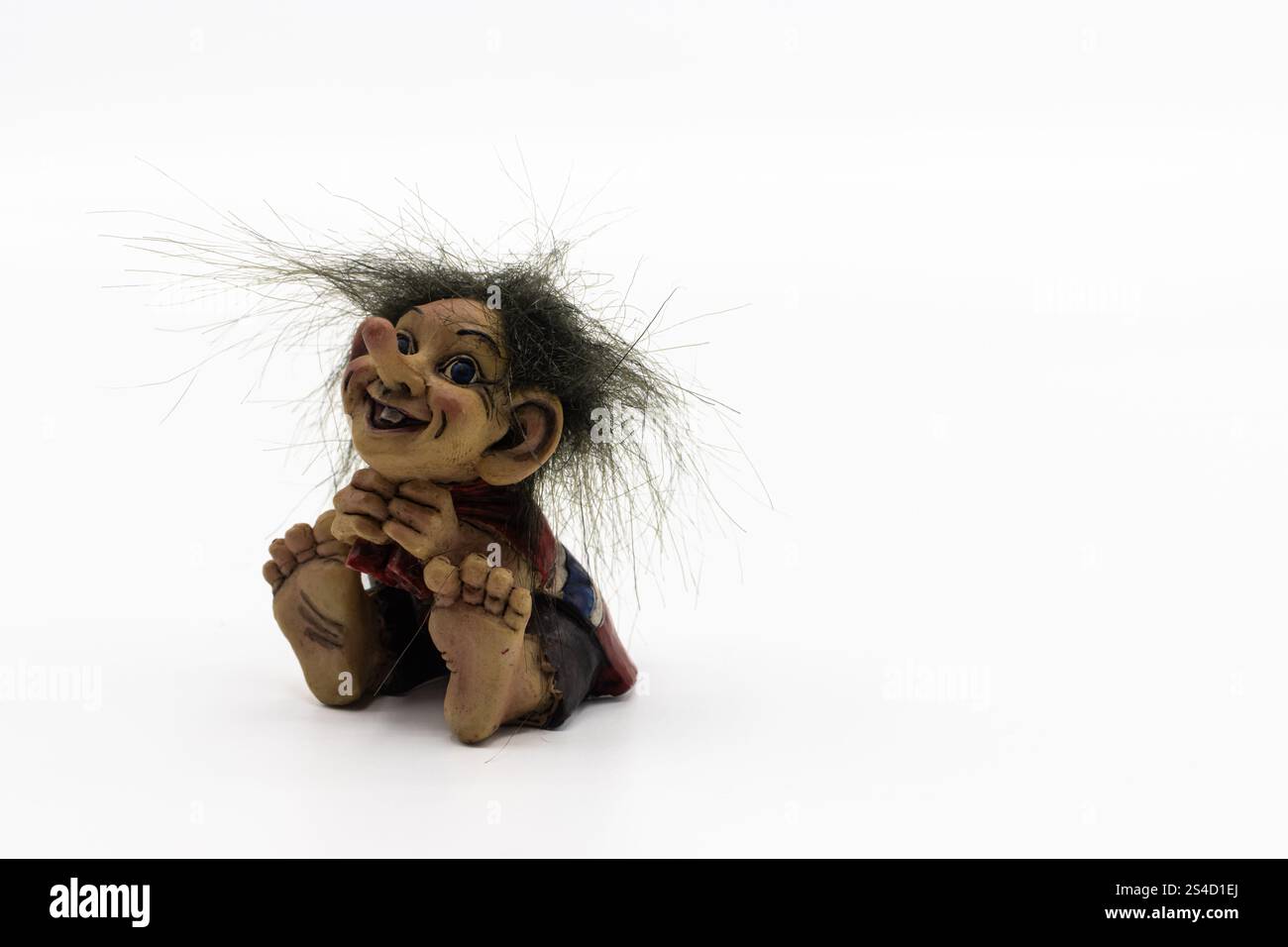Divertente e carino troll giocattolo. Troll figurine su sfondo bianco Foto Stock