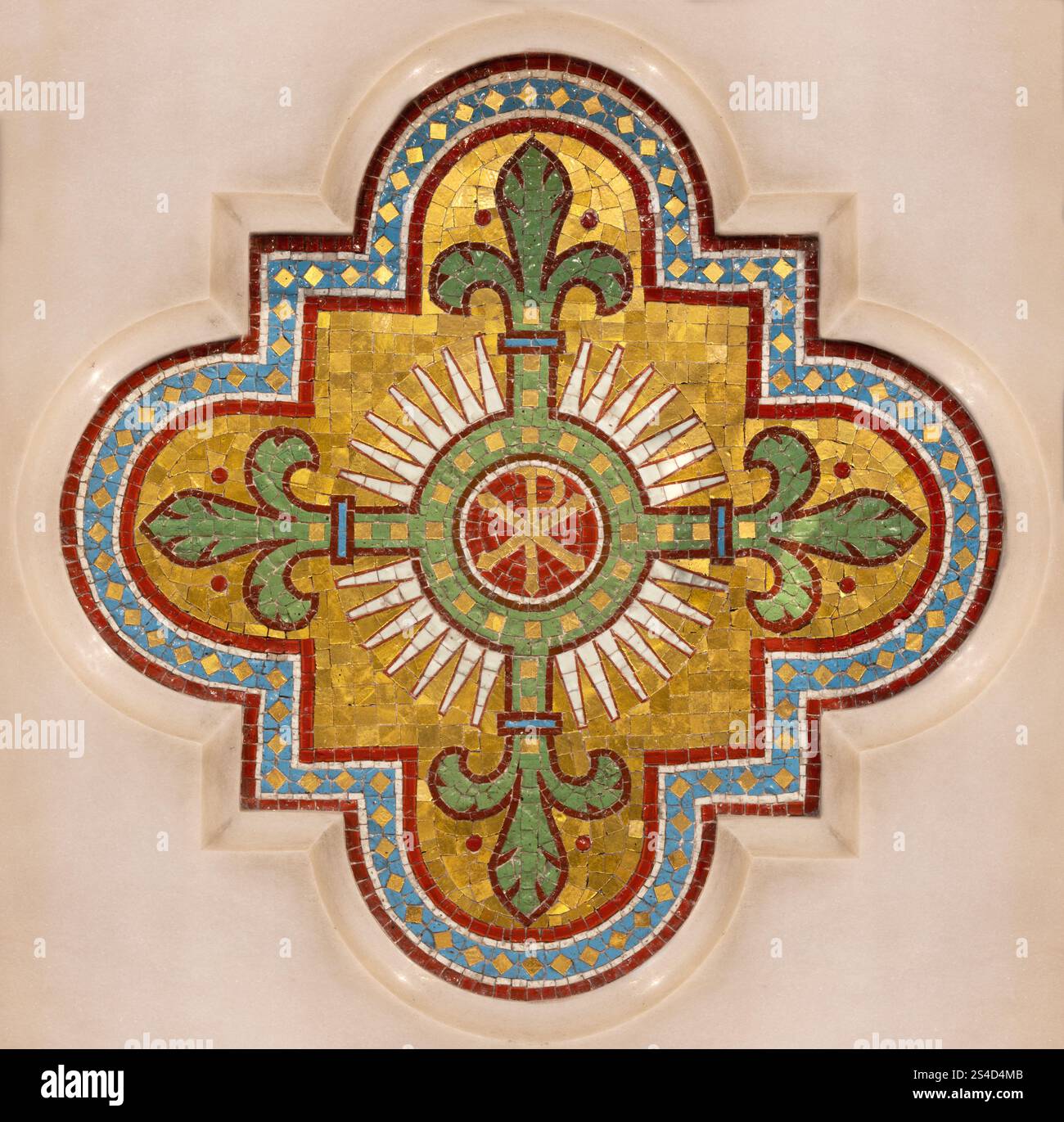 VIENNA, AUSTIRA - GIU 24, 2021: Il mosaico della croce simbolica con il monogramma di Gesù Cristo sul sidealtar della cattedrale Votivkirche del 19. centesimi. Foto Stock