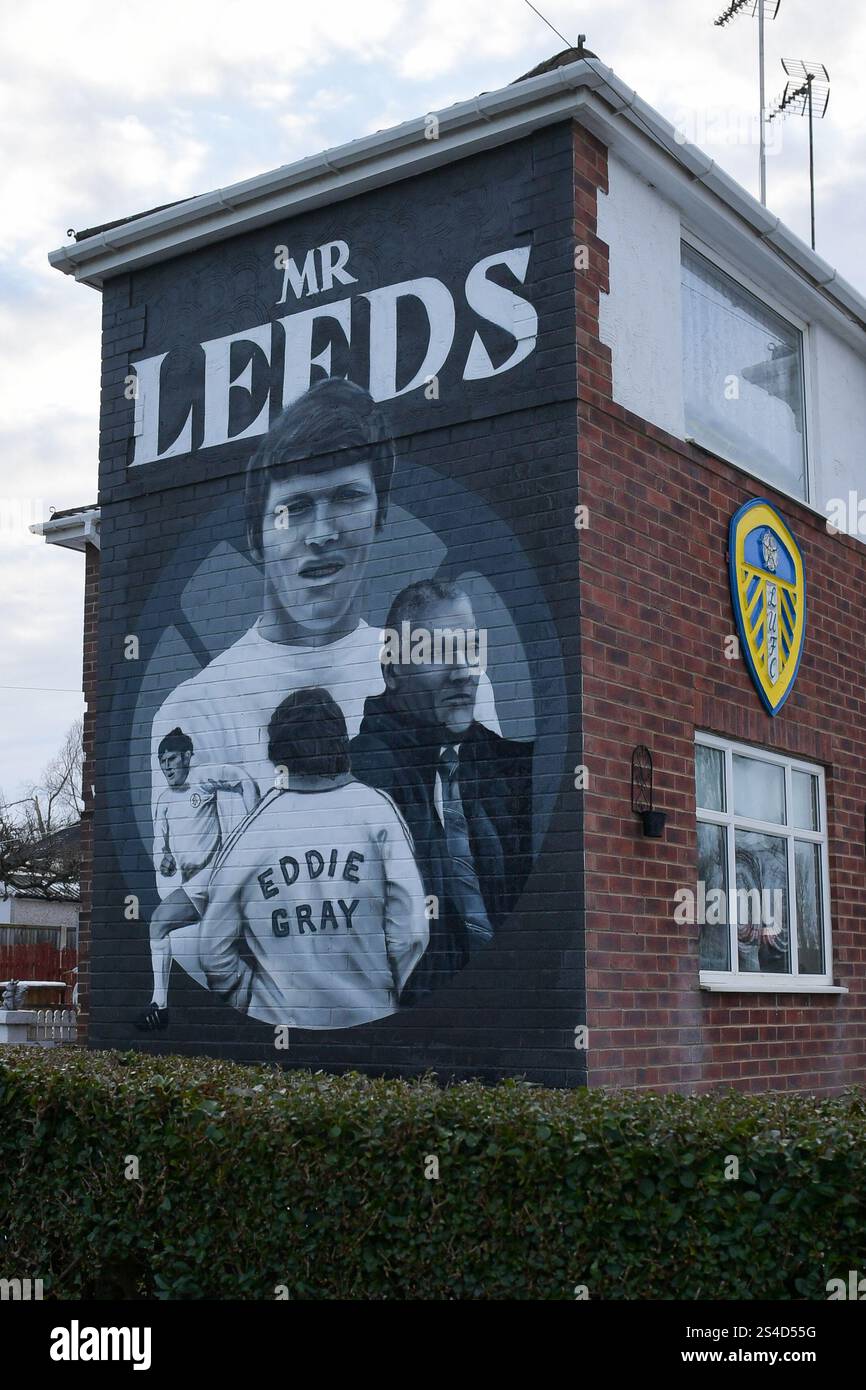Un murale per Mr Leeds, Eddie Gray su una casa locale durante la partita del terzo turno di fa Cup degli Emirati tra il Leeds United e l'Harrogate Town a Elland Road, Leeds, sabato 11 gennaio 2025. (Foto: Scott Llewellyn | mi News) crediti: MI News & Sport /Alamy Live News Foto Stock