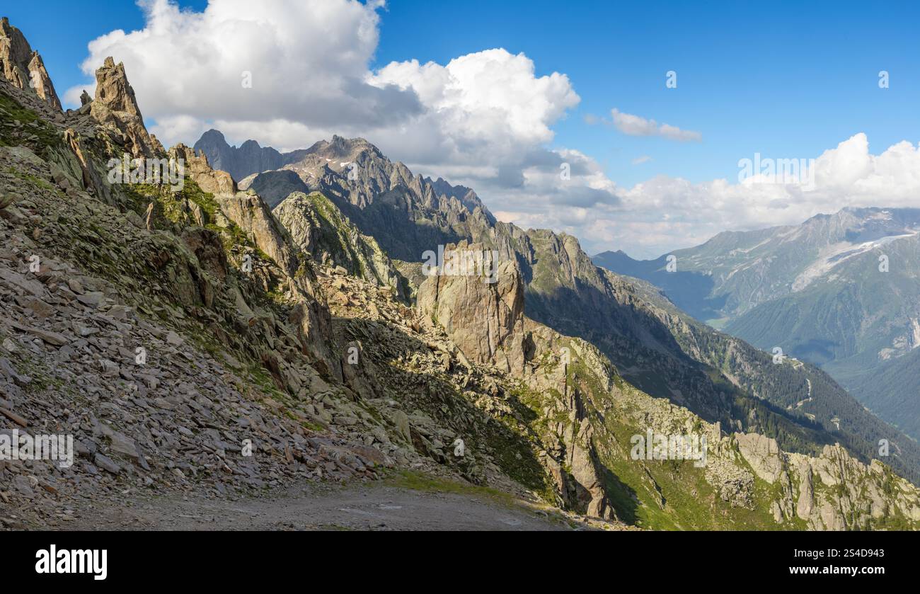 Il panorama delle alpi dalla discesa dal punto panoramico Brevent su Chamonix Foto Stock