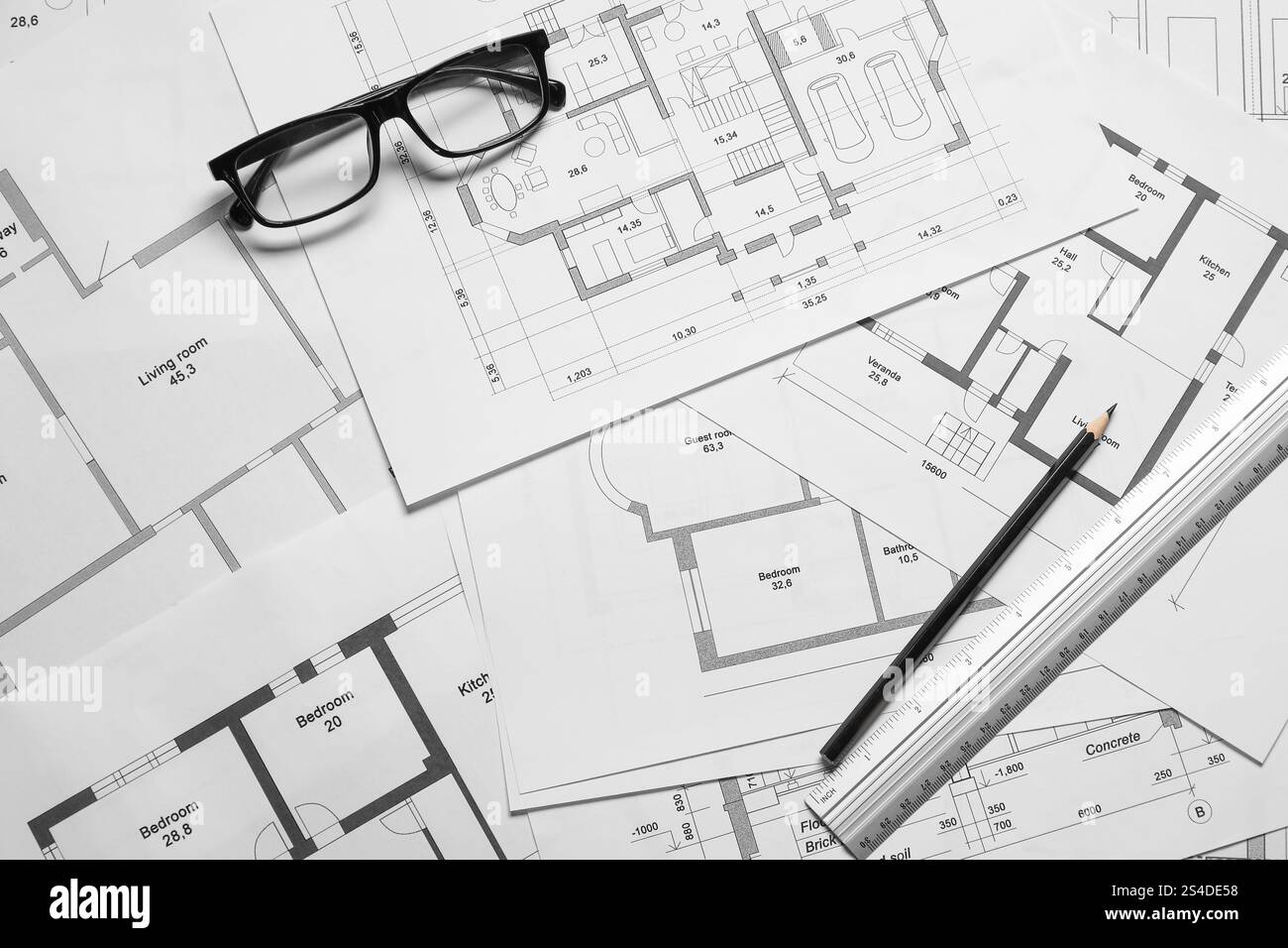 Diversi disegni architettonici, vetri, righello e matita, vista dall'alto Foto Stock