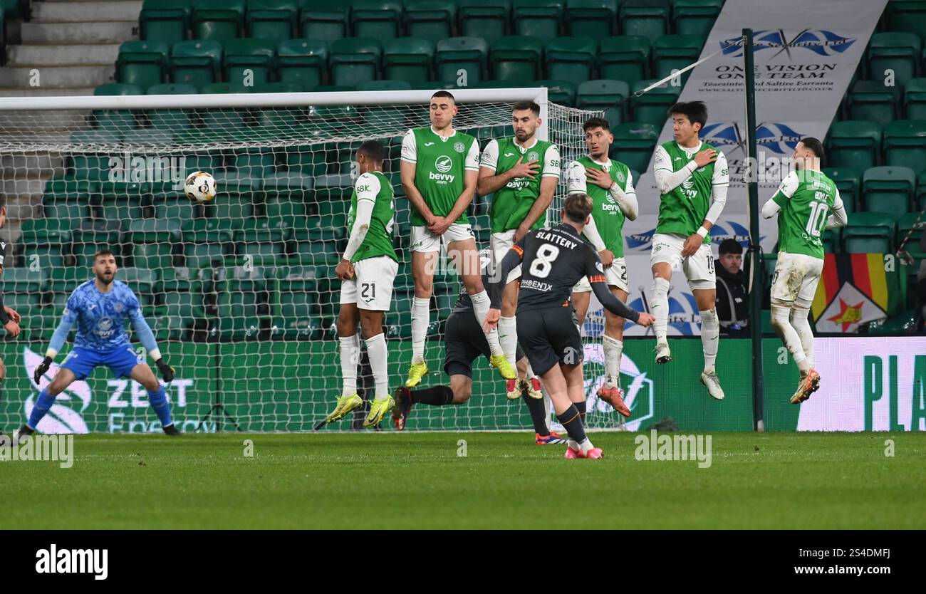 Easter Road Stadium, Edimburgo. Scozia Regno Unito.11 gennaio 25 Hibernian vs Motherwell. William Hill Scottish Premiership. Goal Motherwell Callum Slattery curles in un calcio di punizione da 20 yard. Crediti: eric mccowat/Alamy Live News Foto Stock