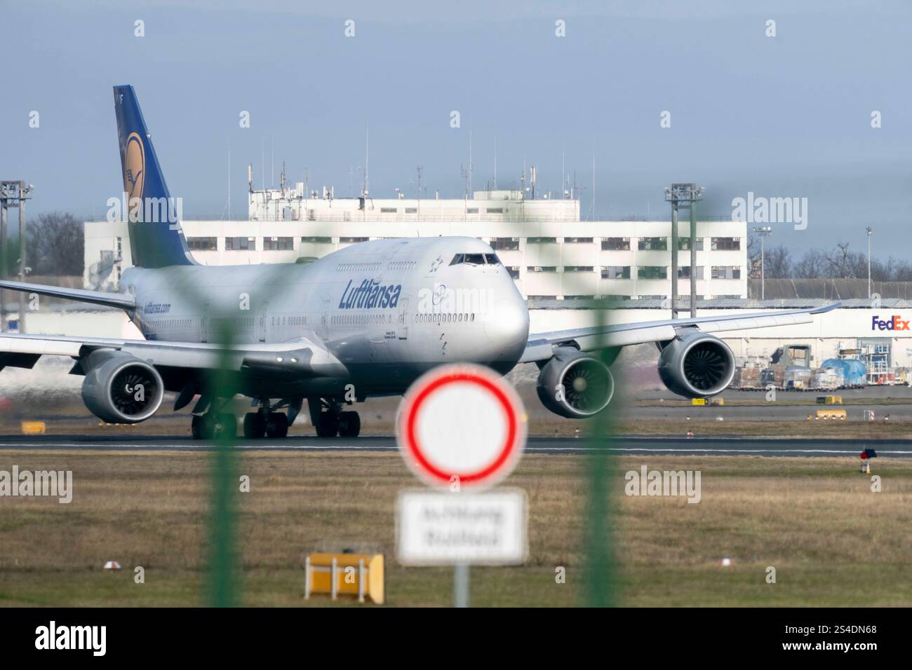 Aeroporto di Francoforte, Germania. 11 gennaio 2025. Lufthansa Boeing 747-8 Sachsen-Anhalt all'aeroporto di Francoforte, registrazione D-ABYF credito: Andreas Stroh/Alamy Live News Foto Stock