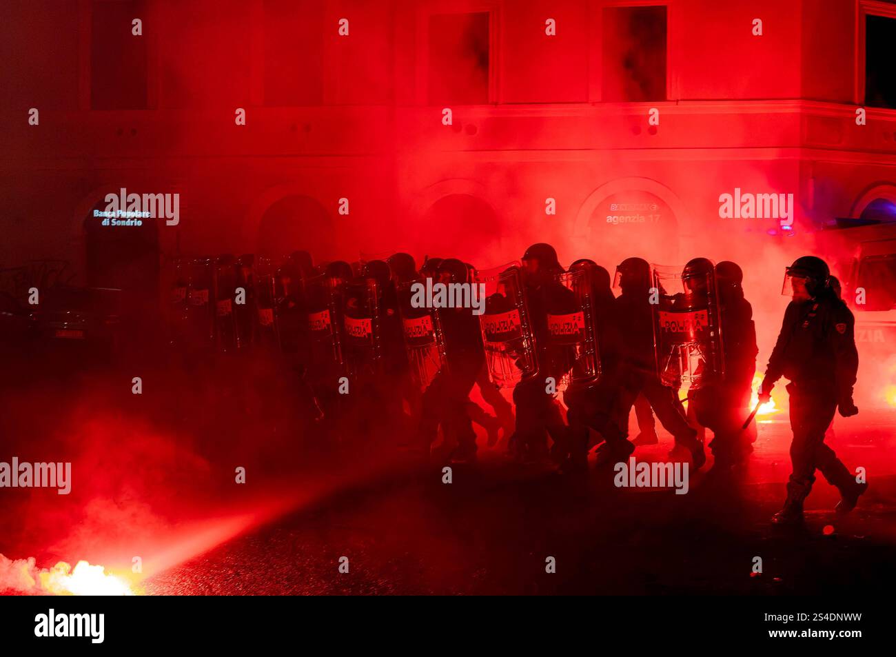 Manifestazione per Ramy Elgaml, ucciso durante l'inseguimento dei carabinieri a Milano ROMA, ITALIA - 11 GENNAIO: Scontri di polizia antisommossa con i manifestanti durante la protesta per Ramy Elgaml nel quartiere San Lorenzo l'11 gennaio 2025 a Roma, Italia. I manifestanti hanno manifestato contro la morte del diciannovenne Ramy Elgaml, ucciso a Milano il 24 novembre durante un incidente che coinvolgeva lo scooter che stava guidando e un carabinieri che presumibilmente ha speronato lo scooter. Roma Italia Copyright: XStefanoxMontesix Foto Stock