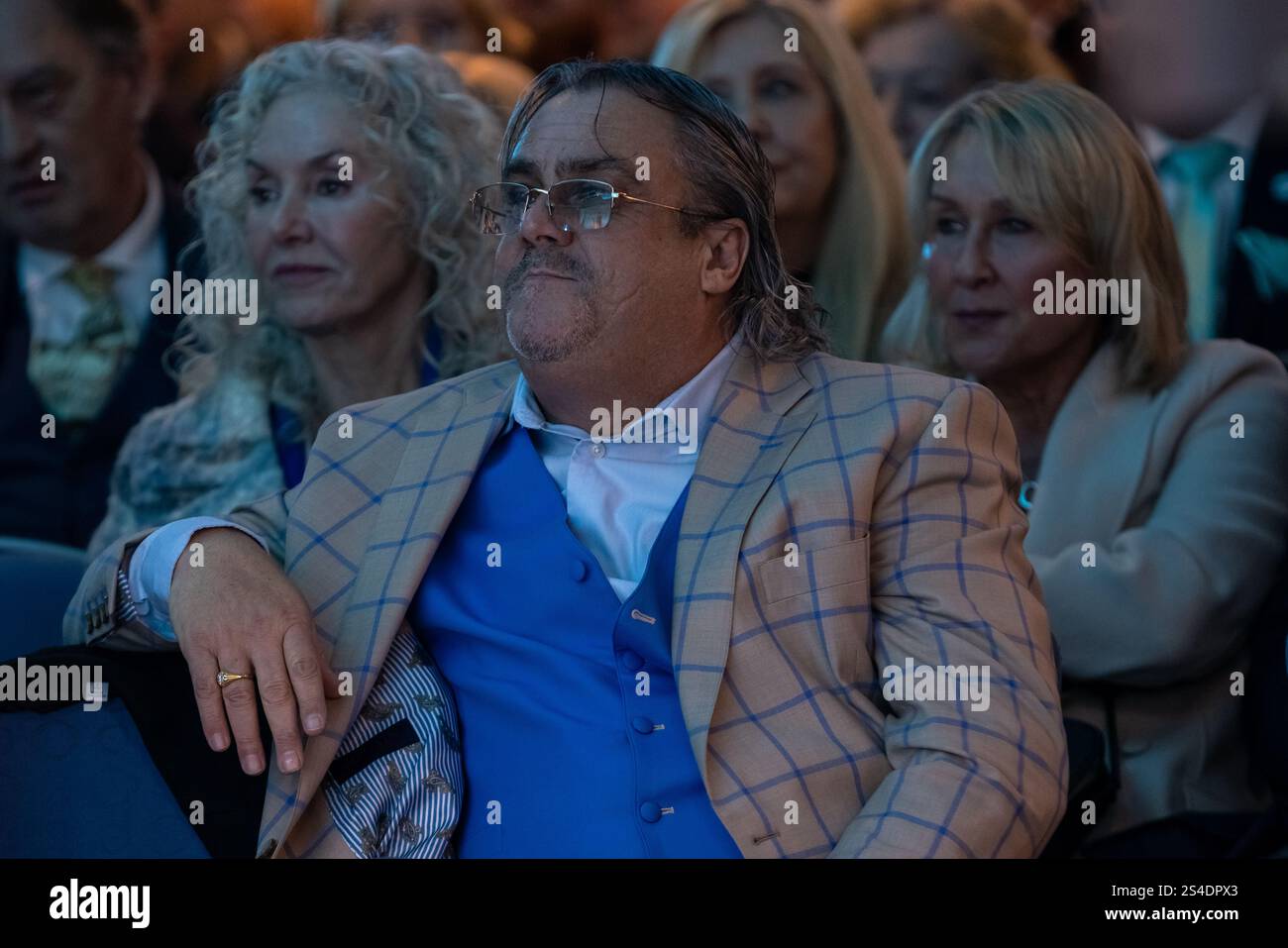 Surrey, Regno Unito. 10 gennaio 2025. Centinaia di membri del Reform UK partecipano alla conferenza sud-est del partito al Sandown Racecourse nel Surrey, Esher. Il partito di riforma cerca di sfruttare lo slancio delle elezioni generali nel tentativo di conquistare centinaia di seggi nelle elezioni locali alla fine di quest'anno. Crediti: Guy Corbishley/Alamy Live News Foto Stock