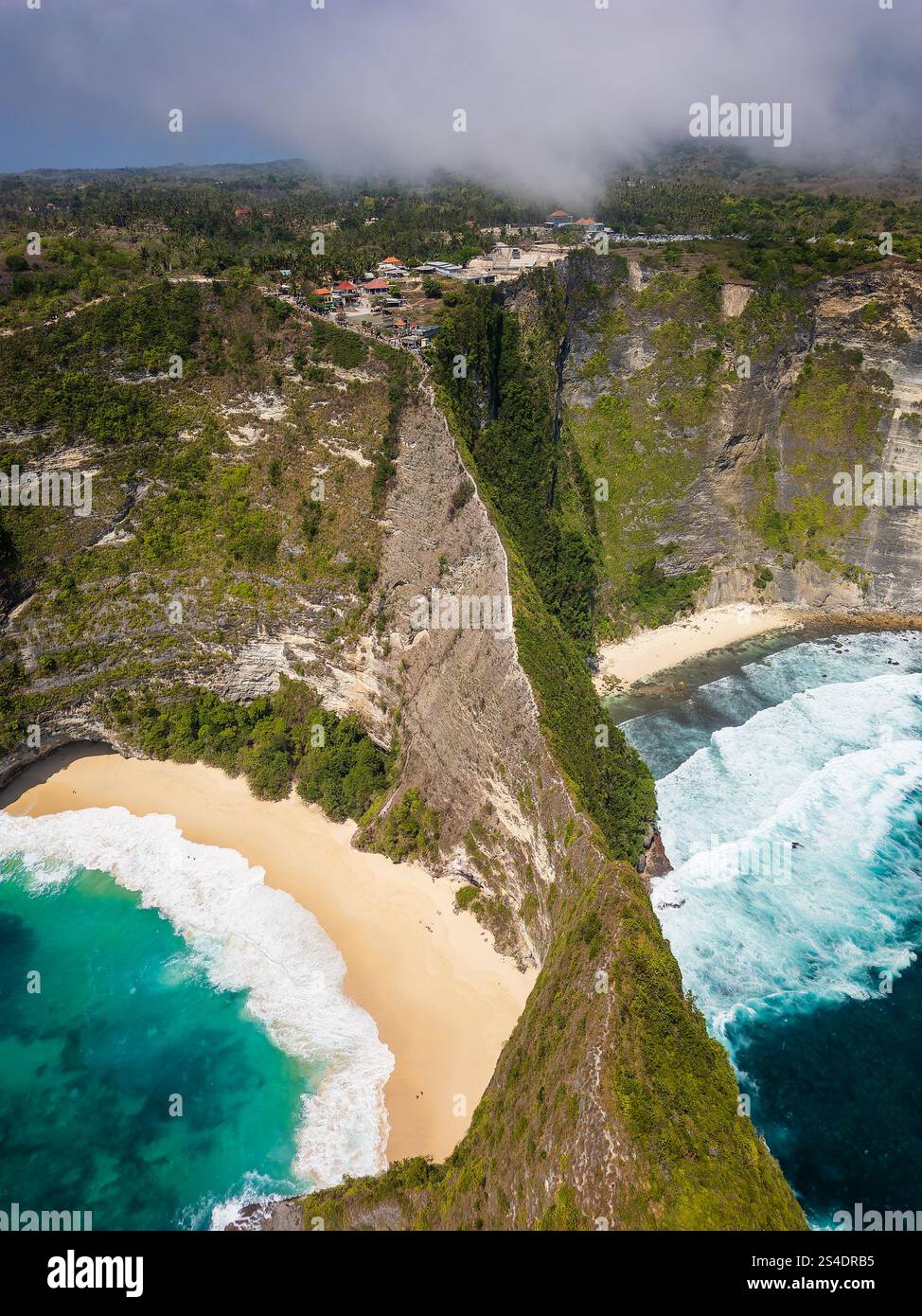 Vista su spettacolari scogliere e onde oceaniche tropicali Foto Stock
