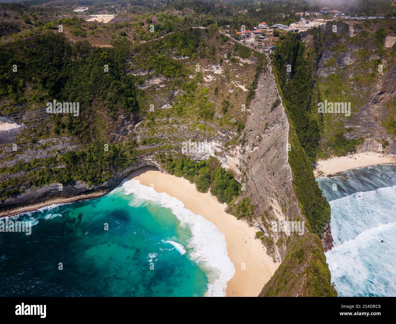 Vista su spettacolari scogliere e onde oceaniche tropicali Foto Stock