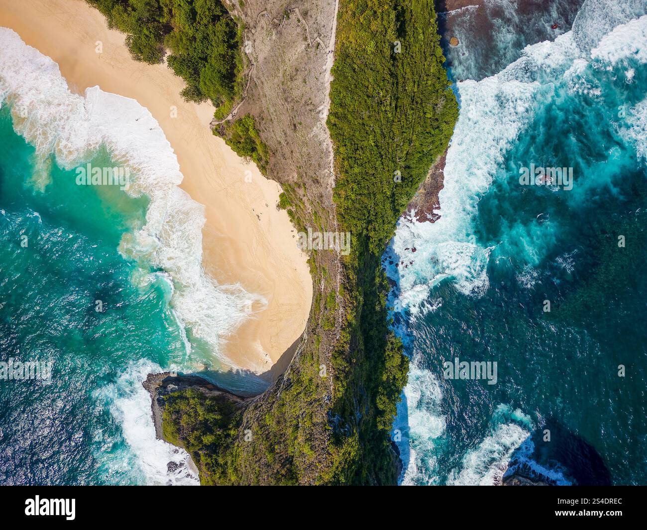 Vista su spettacolari scogliere e onde oceaniche tropicali Foto Stock