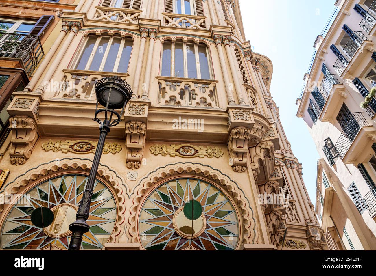 Palma de Mallorca Isole Baleari Spagna, città vecchia, Carrer de Sant Domingo, edificio de CAN Corbella, architettura modernista in stile neo-mudejar, bu storico Foto Stock