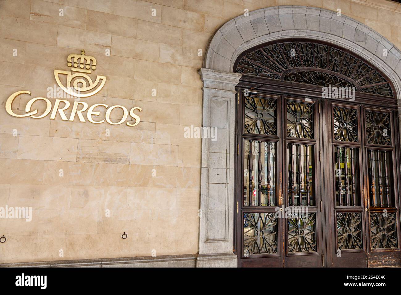 Palma de Mallorca Isole Baleari Spagna,Carrer Constitucio,Correos,ufficio postale,ingresso,edificio,facciata,porte metalliche,design ornato,ferro,architettura Foto Stock