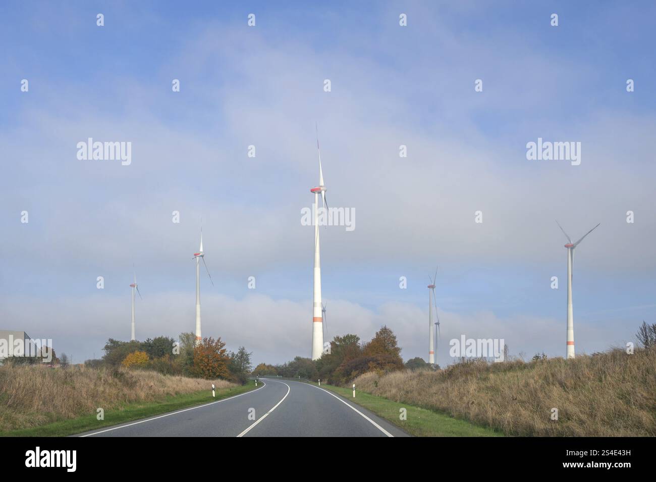 Turbine eoliche sulla strada principale, Meclemburgo-Pomerania occidentale, Germania, Europa Foto Stock
