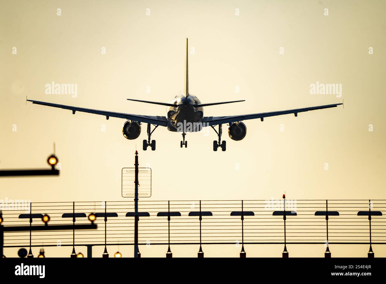 Aeromobili in avvicinamento alla pista principale sud, 05R/23L, illuminazione della pista, ausili di avvicinamento, all'aeroporto internazionale di Duesseldorf, tramonto, Renania settentrionale-Westpha Foto Stock