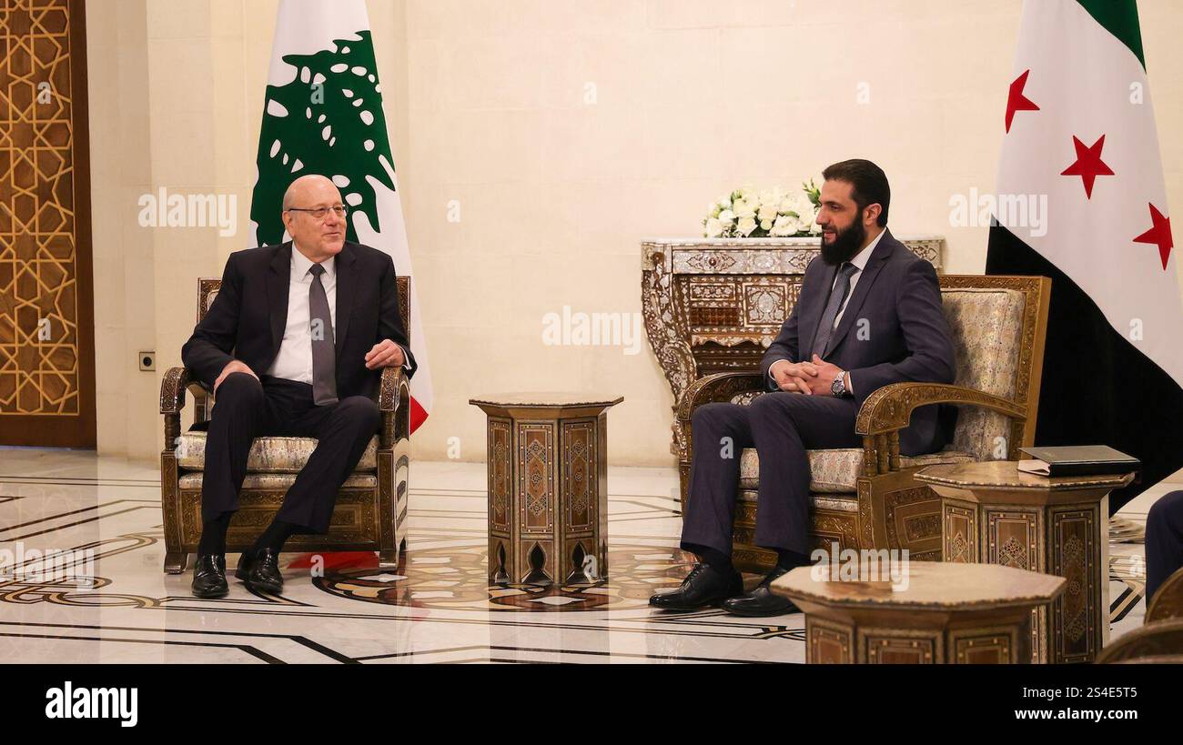 (250112) -- DAMASCO, 12 gennaio 2025 (Xinhua) -- il leader de facto siriano, Ahmed al-Sharaa (R), incontra il primo ministro curatore libanese Najib Mikati a Damasco, Siria, l'11 gennaio 2025. (Ministero degli Esteri siriano ad interim/handout via Xinhua) Foto Stock