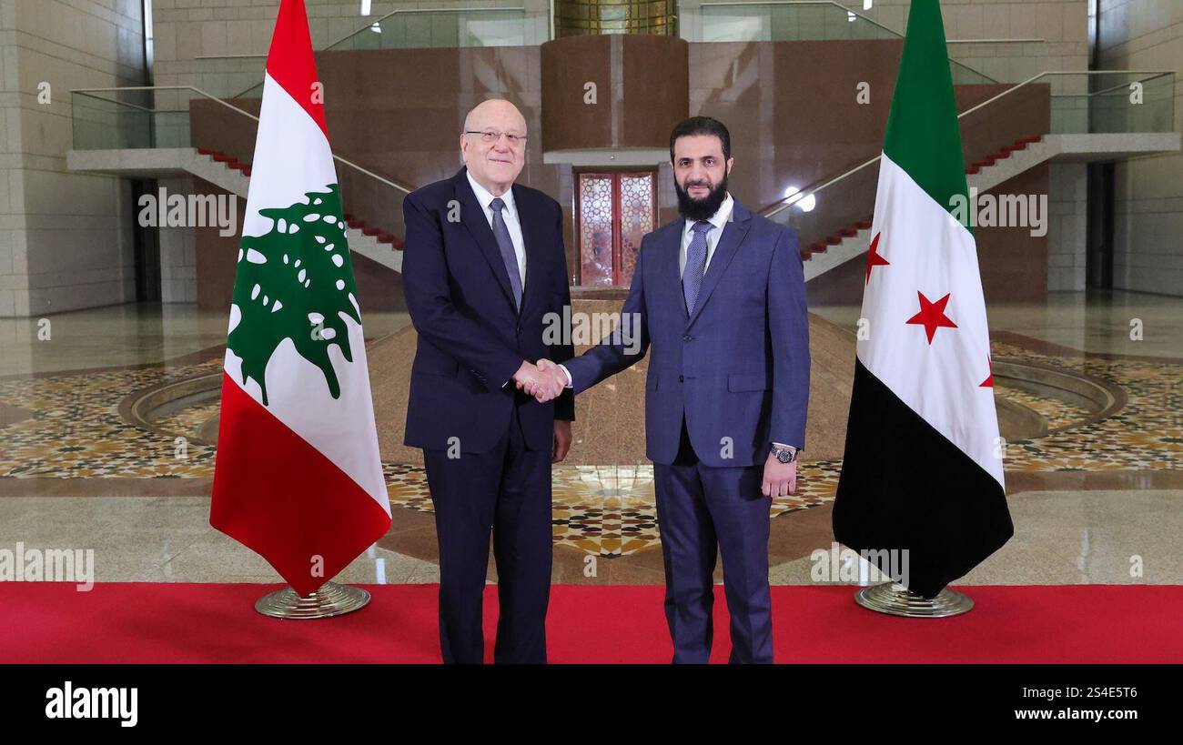 (250112) -- DAMASCO, 12 gennaio 2025 (Xinhua) -- il leader de facto siriano, Ahmed al-Sharaa (R), incontra il primo ministro curatore libanese Najib Mikati a Damasco, Siria, l'11 gennaio 2025. (Ministero degli Esteri siriano ad interim/handout via Xinhua) Foto Stock