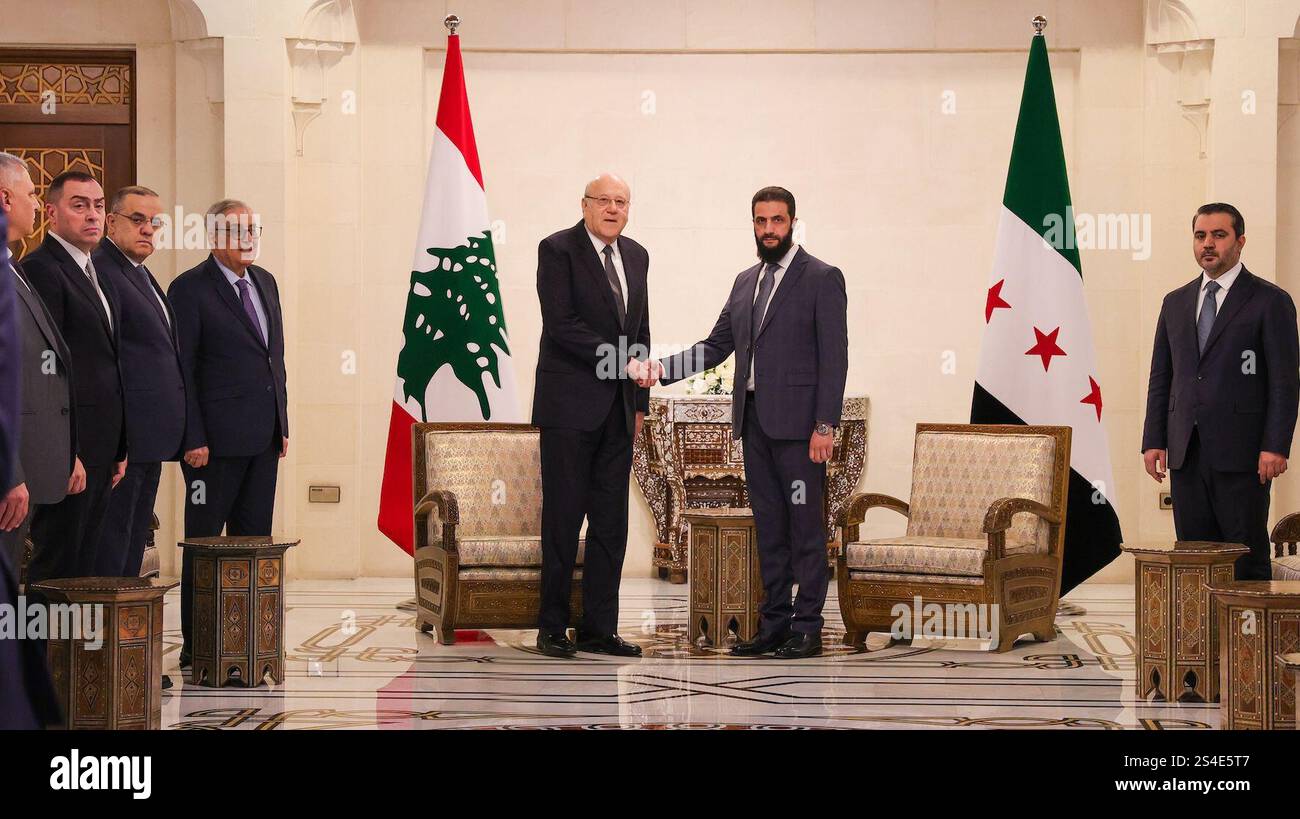 (250112) -- DAMASCO, 12 gennaio 2025 (Xinhua) -- il leader de facto siriano Ahmed al-Sharaa (2° R), incontra il primo ministro guardiano libanese Najib Mikati (3° R) a Damasco, Siria, l'11 gennaio 2025. (Ministero degli Esteri siriano ad interim/handout via Xinhua) Foto Stock