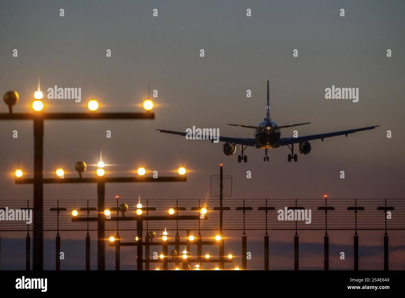 Aeromobili in avvicinamento alla pista principale sud, 05R/23L, illuminazione della pista, ausili di avvicinamento, all'aeroporto internazionale di Duesseldorf, tramonto, Renania settentrionale-Westpha Foto Stock