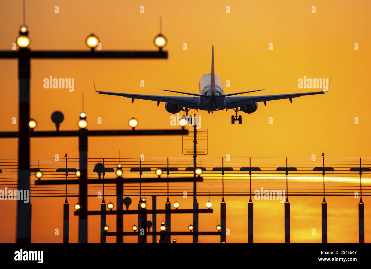 Aeromobili in avvicinamento alla pista principale sud, 05R/23L, illuminazione della pista, ausili di avvicinamento, all'aeroporto internazionale di Duesseldorf, tramonto, Renania settentrionale-Westpha Foto Stock
