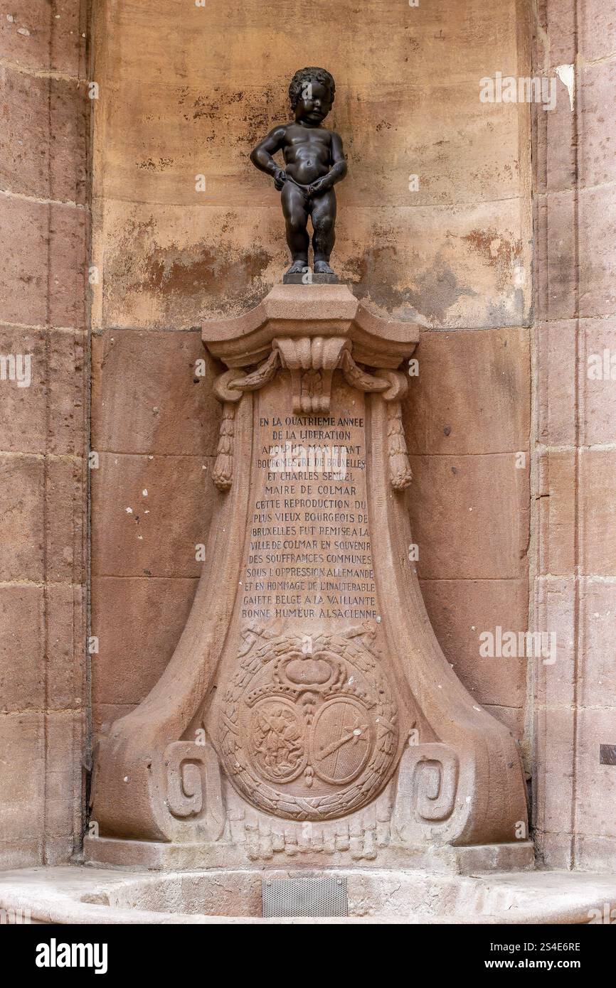 Scultura regalo belga Fontana del piccolo Giuliano o Manneken-Pis de Colmar nel tribunale in Rue des Augustins, Colmar, Alsazia, Departemen Foto Stock