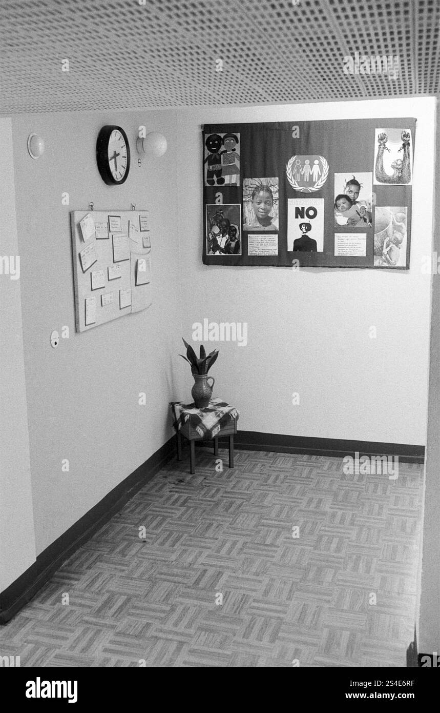 03.04.1982, Berlino Est, quartiere di Biesdorf, casa di riposo e di riposo, reparto di cura, una donna morta durante la notte giace avvolto in un foglio Foto Stock