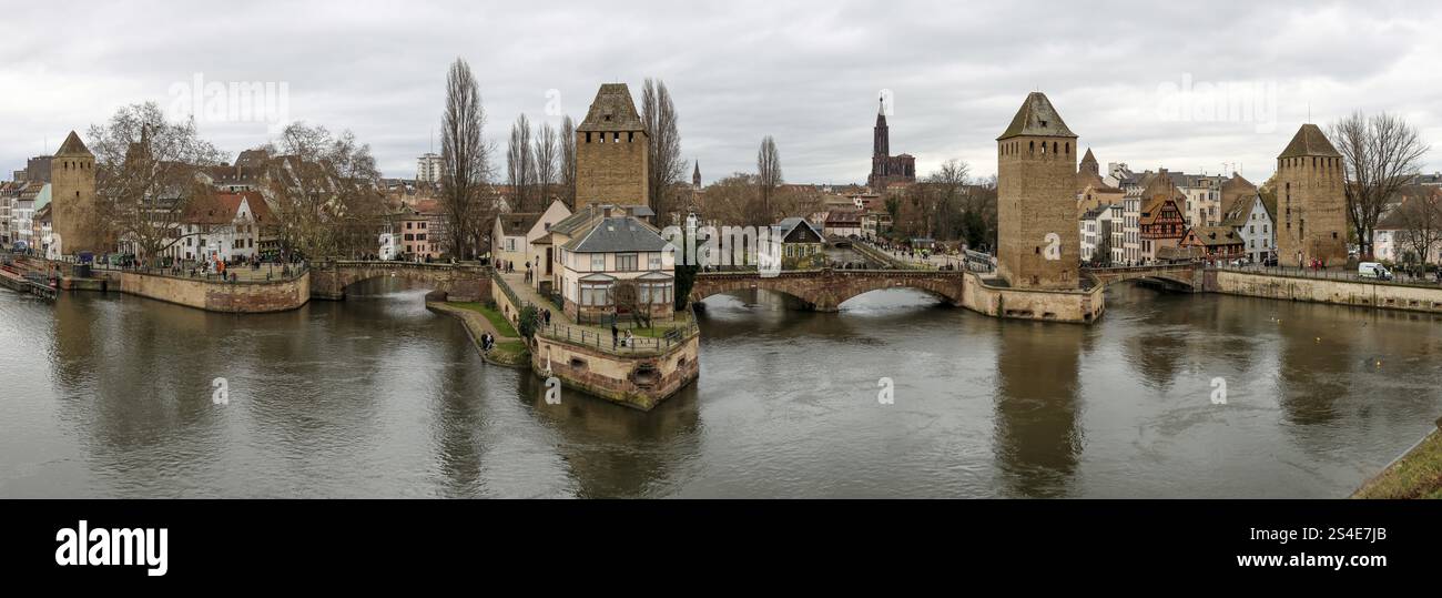 Foto panoramica della Torre Heinrich e di altre tre torri di fronte all'acqua del malato e sullo sfondo dell'imponente edificio dell'alto Foto Stock