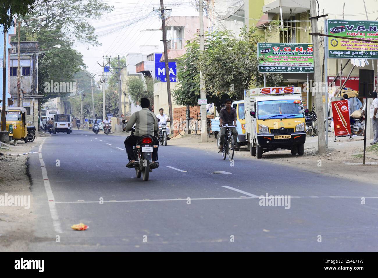 Kanchipuram, Tamil Nadu, India meridionale, Una tranquilla scena stradale con auto e moto in un sobborgo, Kanchipuram, Tamil Nadu, India meridionale, India, Asia Foto Stock