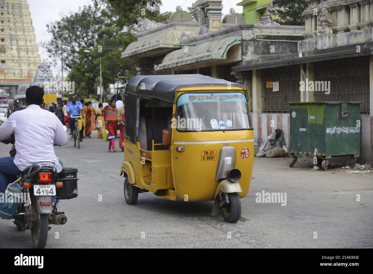 Kanchipuram, Tamil Nadu, India meridionale, autolavaggio giallo su una strada trafficata in India, Kanchipuram, Tamil Nadu, India meridionale, India, Asia Foto Stock