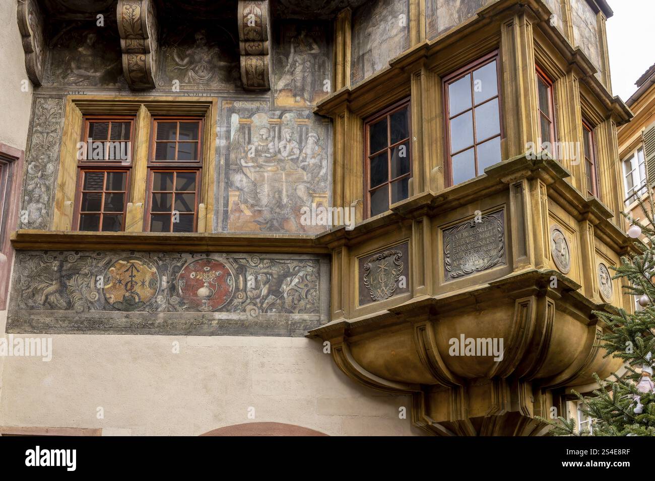 Dettaglio del famoso edificio storico del 1537 Haus Pfister (Maison Pfister) con una facciata raffigurante scene religiose, Colmar, Alsazia, dipartimento Foto Stock