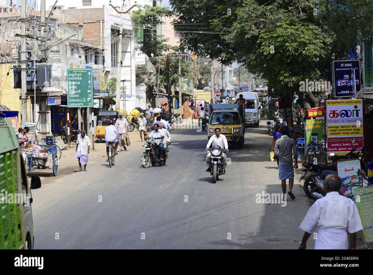 Kanchipuram, Tamil Nadu, India meridionale, strada urbana trafficata con traffico veicolare e pedoni, Kanchipuram, Tamil Nadu, India meridionale, India, Asia Foto Stock