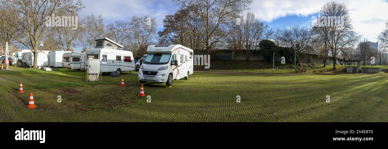 Foto panoramica con camper e roulotte al campeggio Cannstatter Wasen, Stoccarda, Baden-Wuerttemberg, Germania, Europa Foto Stock