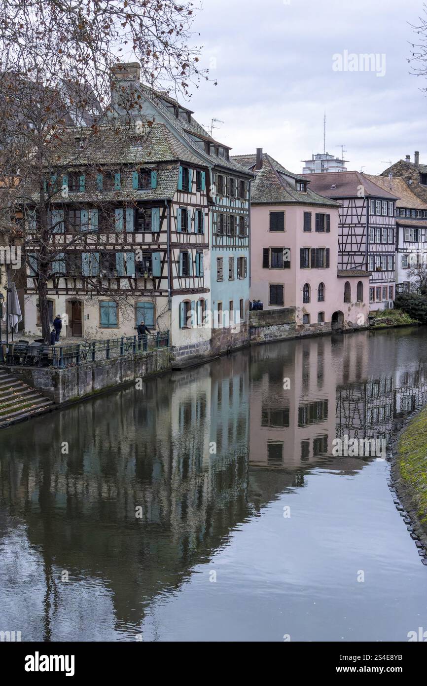 Fiume Ill, circondato da case a graticcio con riflessi sul fiume nel centro storico della città, la Petite France, Strasburgo, Alsazia, Departe Foto Stock