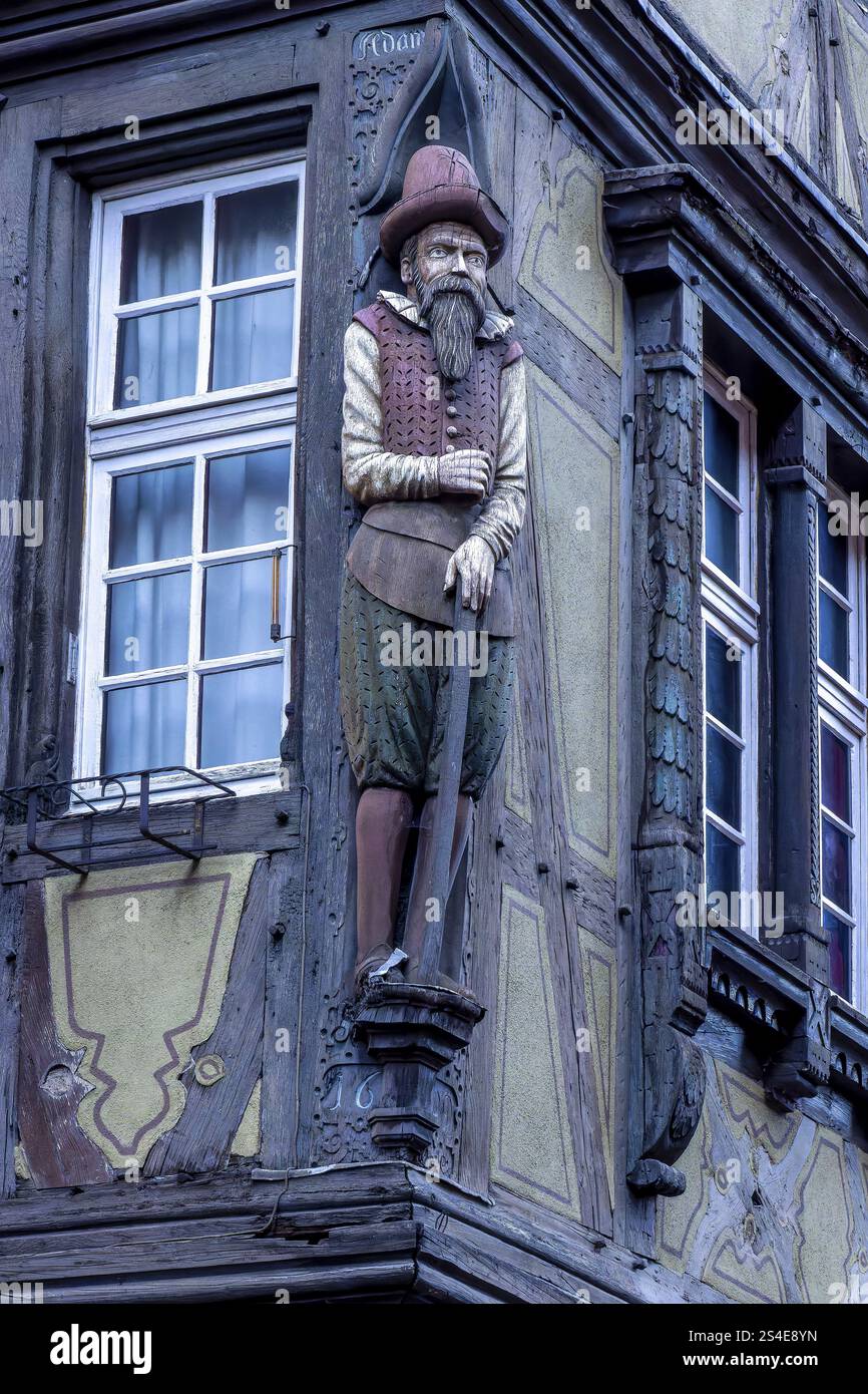 Dettaglio del famoso edificio storico in legno del 1537 Haus Pfister (Maison Pfister) con una scultura scolpita di un uomo medievale all'angolo Foto Stock