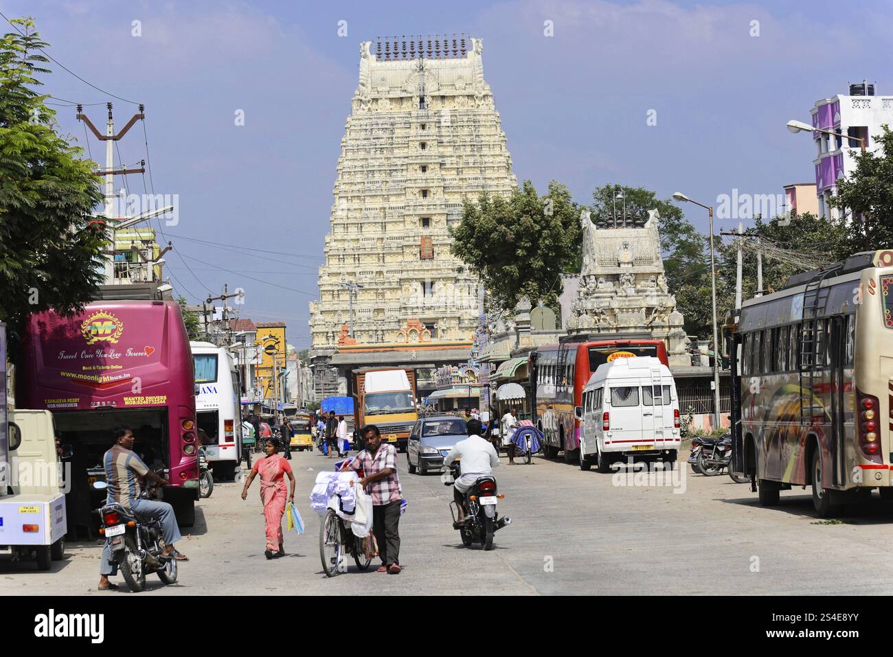 Kanchipuram, Tamil Nadu, India del Sud, India, scena di strada con traffico e grande tempio sullo sfondo, Kanchipuram, Tamil Nadu, Ind. Sud Foto Stock