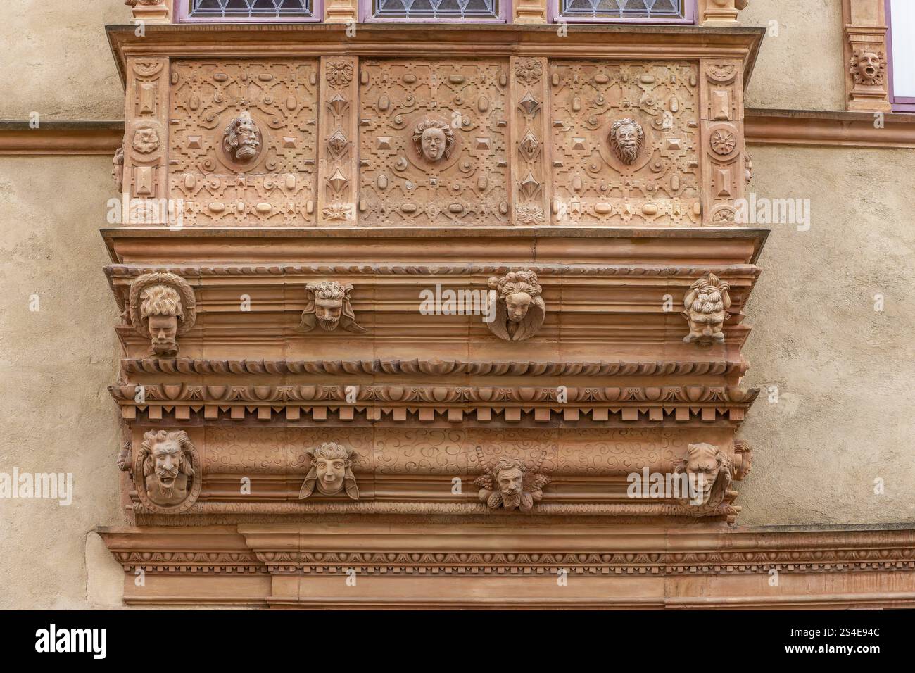 Dettaglio di famosi edifici storici del Rinascimento tedesco del 1609 Casa principale dell'architetto Albert Schmidt, con 106 teste o grottesche ma Foto Stock