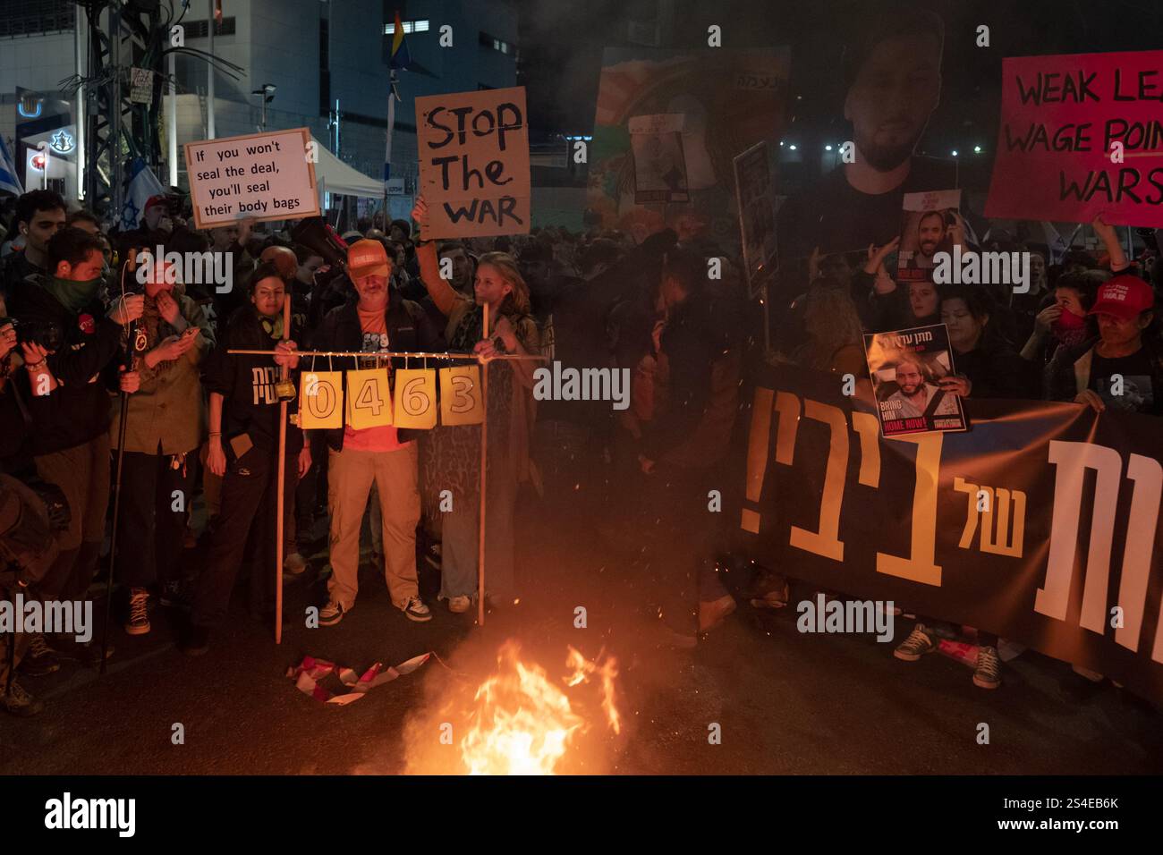 Tel Aviv, Tel Aviv, Israele. 11 gennaio 2025. I MANIFESTANTI SI RIUNISCONO A TEL AVIV PER CHIEDERE UN CESSATE IL FUOCO IMMEDIATO E UN ACCORDO CON GLI OSTAGGI. (Credit Image: © Gaby Schuetze/ZUMA Press Wire) SOLO PER USO EDITORIALE! Non per USO commerciale! Crediti: ZUMA Press, Inc./Alamy Live News Foto Stock