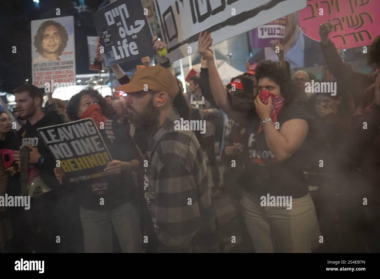 Tel Aviv, Tel Aviv, Israele. 11 gennaio 2025. I MANIFESTANTI SI RIUNISCONO A TEL AVIV PER CHIEDERE UN CESSATE IL FUOCO IMMEDIATO E UN ACCORDO CON GLI OSTAGGI. (Credit Image: © Gaby Schuetze/ZUMA Press Wire) SOLO PER USO EDITORIALE! Non per USO commerciale! Crediti: ZUMA Press, Inc./Alamy Live News Foto Stock